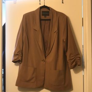 Classy tan blazer with ruched sleeves.
